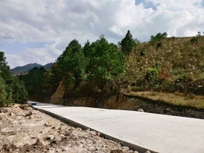 热烈祝贺紫林山公路结束路基加宽阶段,正式进入混泥土硬化阶段